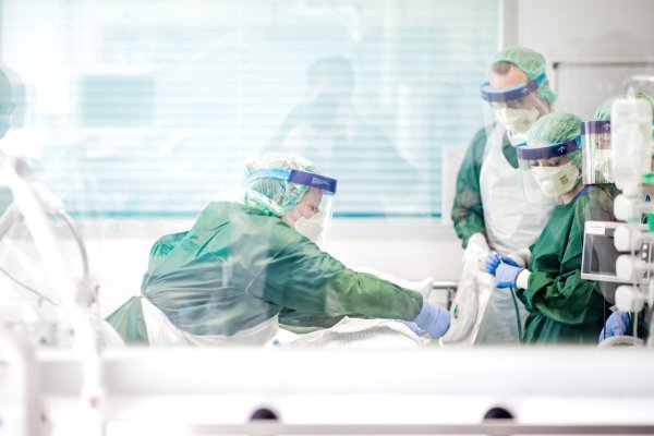 Die Behandlung von schwerkranken Covid-19-Patienten hat sich verbessert, doch nach wie vor sterben 30 bis 60 Prozent der Intensivpatienten an Covid-19- - © picture alliance