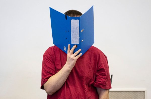 Der Angeklagte beim Prozessbeginn in Gießen. - © Boris Roessler/dpa