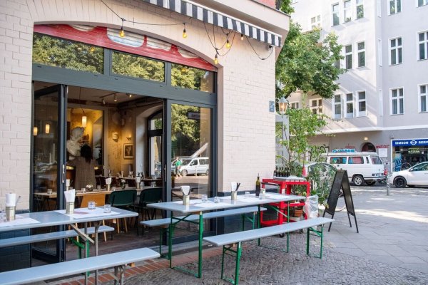 Zu laut, zu geruchsintensiv? Ist der Betrieb eines Bistros laut Teilungserklärung zulässig, haben Eigentümer kaum Handhabe dagegen. - © Bernd Diekjobst/dpa-tmn