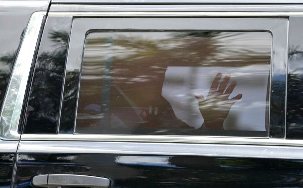 Donald Trump winkt auf dem Weg zum Gericht aus dem Fenster seiner Limousine. - © Jim Rassol/AP/dpa
