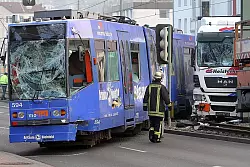 Acht Menschen wurden bei dem Zusammenstoß von Sattelzug und Bahn auf der Artur-Ladebeck-Straße verletzt. Zum Glück nur leicht. - © Foto: Oliver Krato