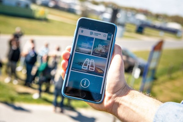 Das im vergangenen Jahr gestartete digitale Besuchermanagementsystem wird in diesem Jahr erstmals an vielen Orten an der niedersächsischen Küste abrufbar sein. - © Sina Schuldt/dpa/Archivbild