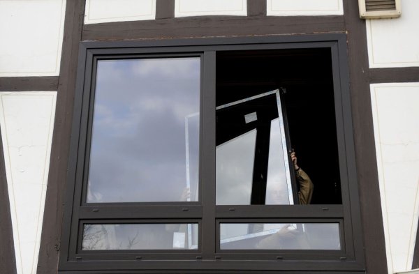 Wird der bestehende Fensterrahmen nicht ausgebaut, sind die Belastung durch Schmutz und Arbeitsintensität für die Bewohner überschaubar. - © Frank May/dpa/dpa-tmn/Archivbild