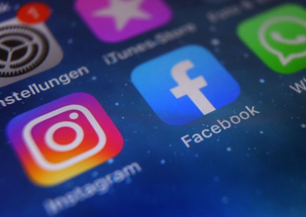 Meta experimentiert mit einem Abo-Geschäftsmodell: Nutzer von Facebook und Instagram zahlen künftig für verifizierte Accounts. - © Karl-Josef Hildenbrand/dpa