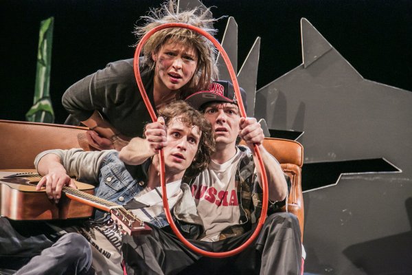 Erlebnisse auf der Straße: Es spielen auf der Bühne (von links) Thomas Ehrlichmann (Maik) und Wenja Imlau (Isa) sowie Adrian Thomser (Tschick). - © Landestheater/Quast