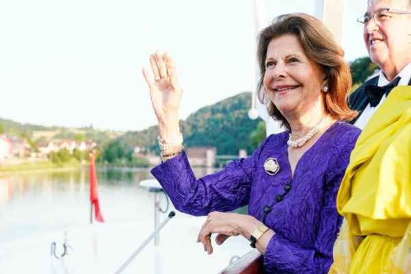 Königin Silvia von Schweden winkt an Bord eines Schiffs der Weißen Flotte am Neckar bei einer Benefizveranstaltung zugunsten der World Childhood Foundation. - © Uwe Anspach/dpa