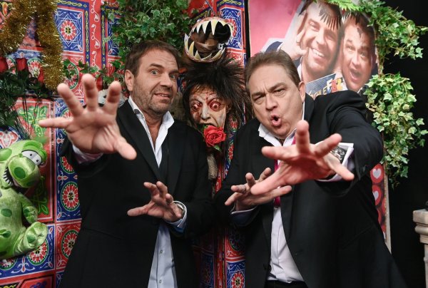 Die Moderatoren Peter Rütten (l) und Oliver Kalkofe stehen im Studio der Tele5-Sendung «Schlefaz - die schlechtesten Filme aller Zeiten». - © Jens Kalaene/dpa