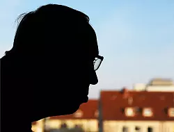 Bernd Behrens (Name ge&auml;ndert) wurde Opfer eines schweren Verbrechens. Er wollte sich nur so fotografieren lassen, dass man ihn nicht erkennt. - &copy; FOTO: REIMAR OTT