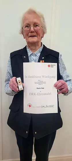 Karin Fels, hier bei der Verleihung einer Ehrennadel. - © DRK Lippe
