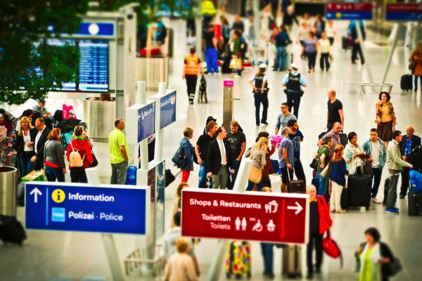 Wartezeit mitbringen: Flughäfen, Bahnhöfe und Autobahnen werden am Wochenende voll sein. - © Symbolfoto: Pixabay