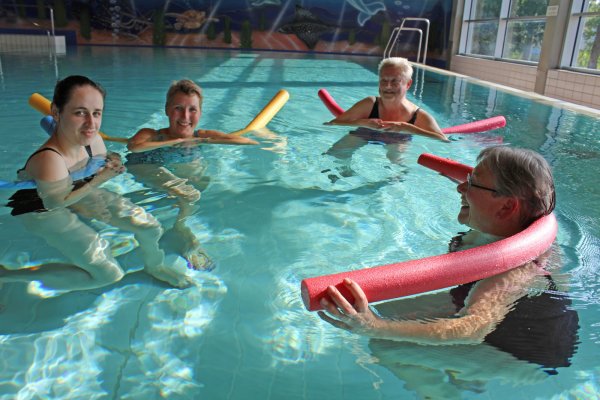 Im Lehrschwimmbecken: Kursusleiterin Evelin Biegner (Bildmitte mit gelber Poolnudel) möchte den Teilnehmern die Angst vorm Wasser
nehmen. - © Sandra Castrup