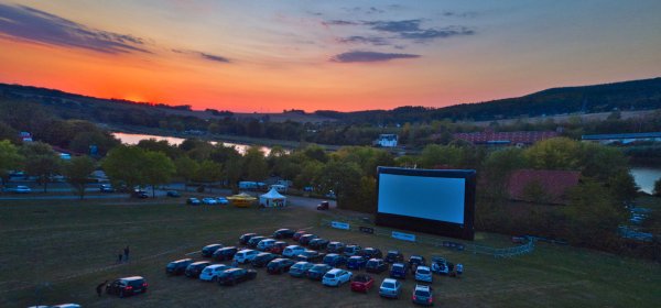 Bei der Einfahrt ins Autokino stellen sich die Wagen in Reih und Glied vor der Leinwand auf. - © Wolfgang Furmanski