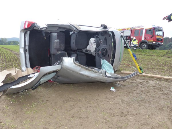 Beim Eintreffen der ersten Einsatzkräfte lag der PKW auf derBeifahrerseite. - © Feuerwehr Kalletal