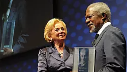 Bertelsmann-Stiftung

ehrt Kofi Annan - &copy; G&uuml;tersloh