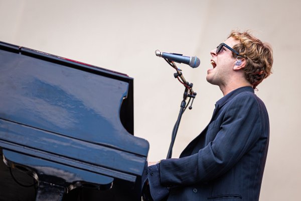 Der britische Singer-Songwriter Tom Odell beim Hurricane Festival. (Archivfoto) - © Moritz Frankenberg/dpa
