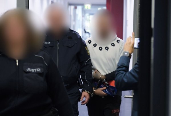 Der Angeklagte soll einem Mann auf dessen Verlangen hin bei einem fingierten Machetenüberfall mehrere Finger abgeschlagen haben. - © Sebastian Willnow/dpa