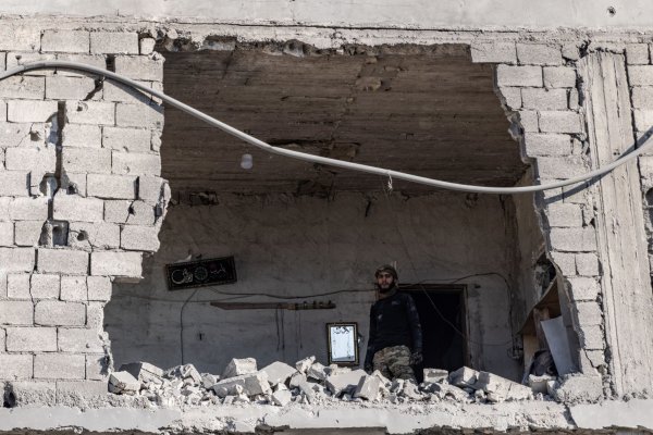 Ein Mann steht nach einem Luftangriff auf die Stadt Atarib in der Umgebung von Aleppo in einem zerstörten Gebäude. (Archivbild) - © Anas Alkharboutli/dpa