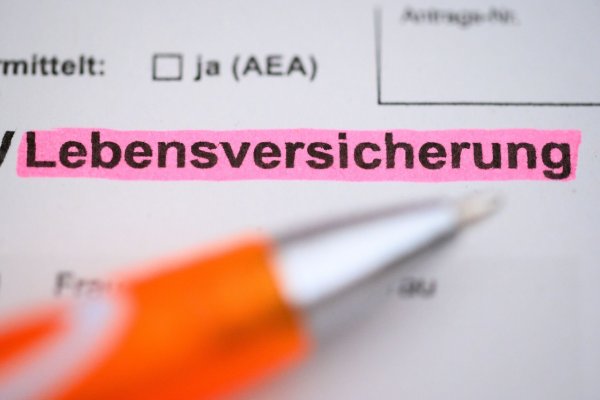 Lebensversicherungen sind nach dem Ende der Nullzinsphase wieder einträglicher geworden. (Illustration) - © Jonas Walzberg/dpa