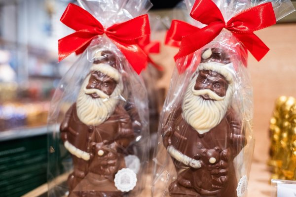 Verbraucherinnen und Verbraucher müssen für Schokoladenweihnachtsmänner mehr Zahlen als vor einem Jahr. - © Alicia Windzio/dpa
