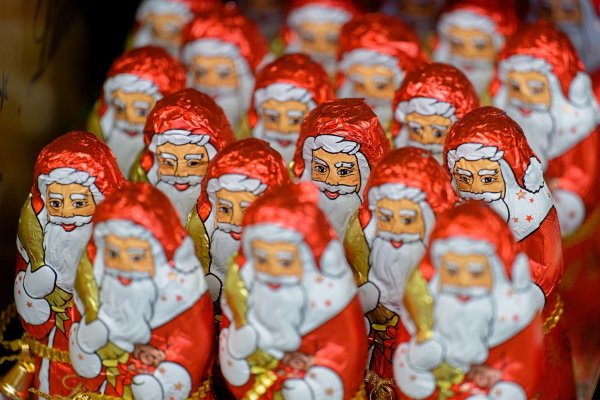 Schoko-Weihnachtsmänner sind in diesem Jahr vielfach deutlich teurer als 2023. - © Henning Kaiser/dpa