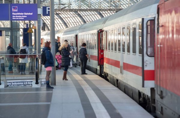 Bahnfahrer können sich voraussichtlich über eine wieder freie Strecke freuen. (Archivbild) - © Paul Zinken/dpa