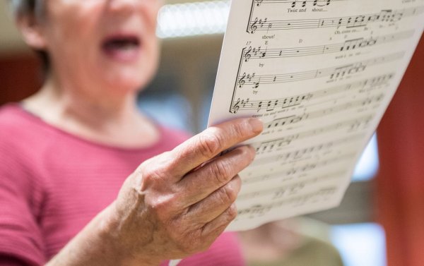 Ganz im Moment, verschmolzen mit der Musik: Singen hat nicht nur positive Auswirkungen auf den Körper, sondern auch auf die Psyche. - © Robert Günther/dpa-tmn