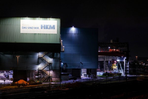 Das Werksgelände von HKM Hüttenwerke Krupp Mannesmann in Duisburg. - © Christoph Reichwein/dpa