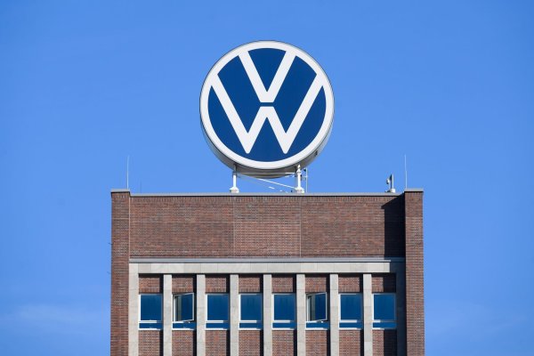 Die VW-Spitze hält das Sparkonzept der IG Metall für nicht ausreichend. (Archivfoto) - © Julian Stratenschulte/dpa