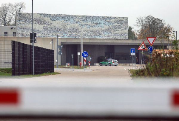 Seit Wochen gibt es Vorwürfe gegen Mitarbeiter im bayerischen Justizvollzug. Die Zahl der Beschuldigten stieg nun auf 17. (Symbolbild) - © Karl-Josef Hildenbrand/dpa
