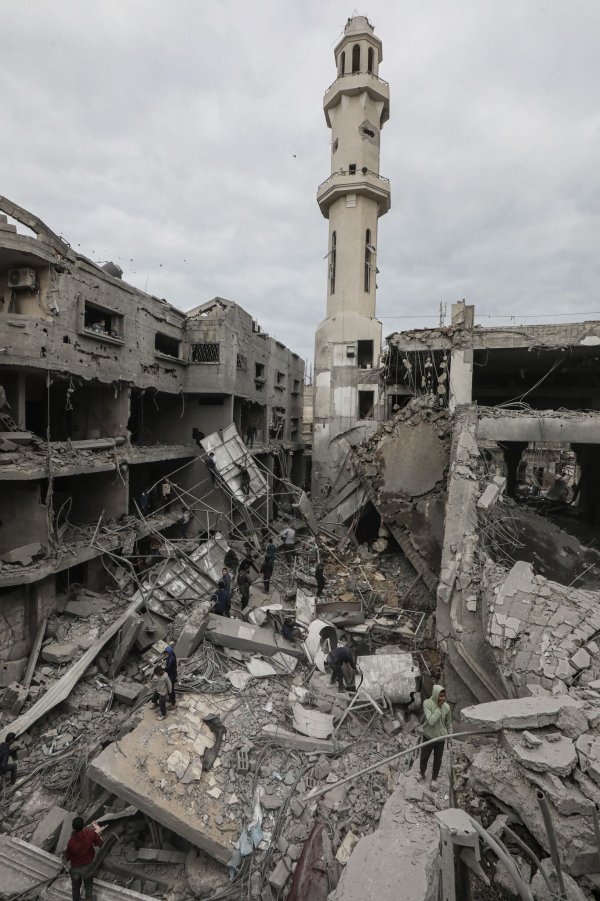 Nach unbestätigten palästinensischen Angaben starben bei israelischen Angriffen im Gazastreifen seit der Nacht zu Freitag mindestens 120 Menschen. - © Omar Ashtawy Apaimages/APA Images via ZUMA Press Wire/dpa