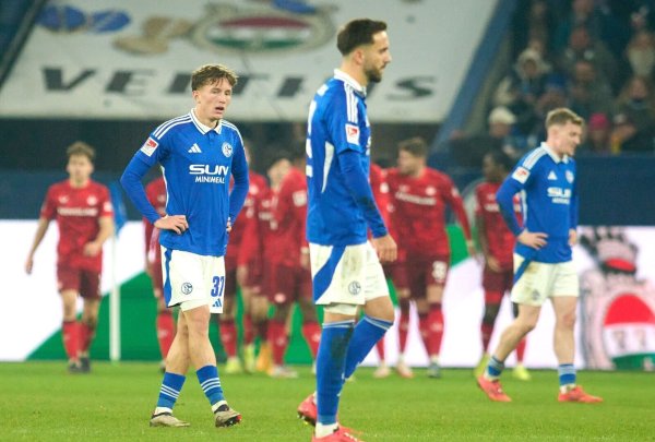 Niederlage gegen Kaiserslautern: Die Schalker Spieler sind enttäuscht. - © Bernd Thissen/dpa