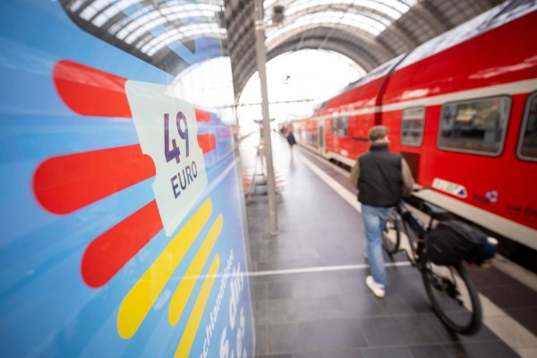 49 Euro im Monat kostet das Deutschland-Ticket bisher - zum Januar wird es neun Euro teurer. (Archivbild) - © Sebastian Gollnow/dpa