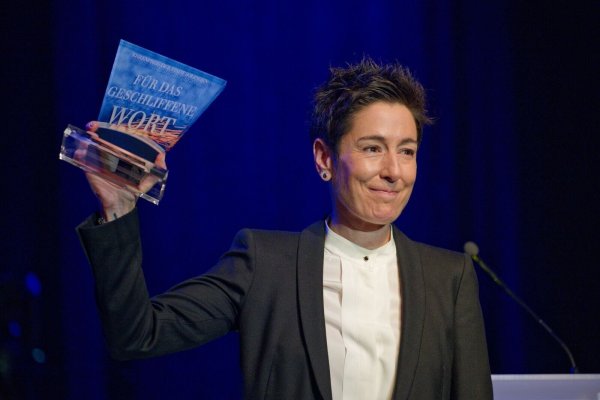 Die Journalistin Dunja Hayali moderiert unter anderem das Heute-Journal im ZDF und ist auf Social Media aktiv. - © Henning Kaiser/dpa