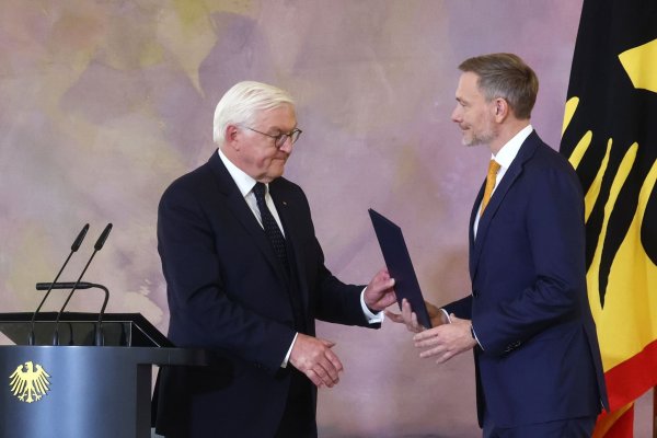 Es kam anders als geplant: Bundespräsident Steinmeier überreicht FDP Chef Christian Lindner die Entlassungsurkunde. - © Christoph Soeder/dpa
