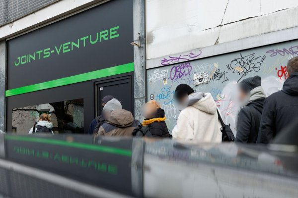 Vereinsmitglieder stehen in einer Schlange vor dem Ladengeschäft der Anbauvereinigung Joints Venture in Bielefeld. - © Friso Gentsch/dpa