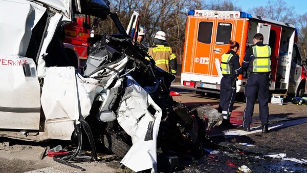 Beim Unfall eines Transporters auf der A1 sind ein Insasse tödlich und zwei weitere schwer verletzt worden. - © Sebastian Klemm/dpa