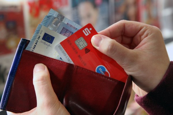 Das kleine Symbol rechts neben dem Chip zeigt, dass diese girocard einen NFC-Chip enthält, mit dem bargeldloses Bezahlen möglich ist. - © Bernhard Preuss