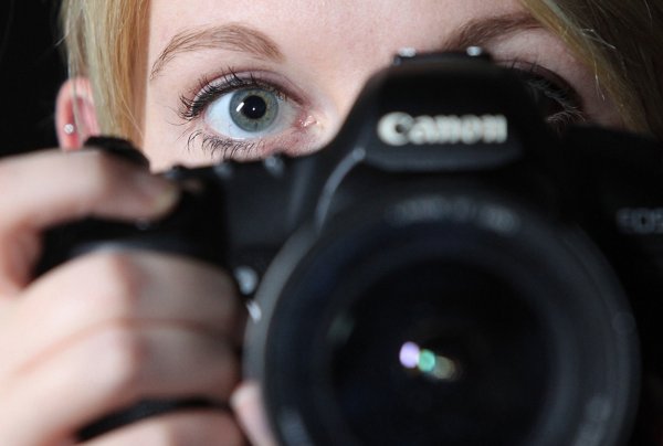 Schussbereit: Kirsten Fuhrmann, Online-Assistentin bei der Lippischen Landes-Zeitung, hat ihr Motiv schon fest im Blick. Unseren Leserinnen und Lesern bleibt noch reichlich Zeit, auf die Pirsch zu gehen. - © Vera Gerstendorf-Welle