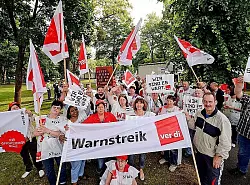 Zivile Mitarbeiter der britischen Armee aus der ganzen Region kamen zum Warnstreik nach Paderborn. - &copy; FOTO: MARC K&Ouml;PPELMANN