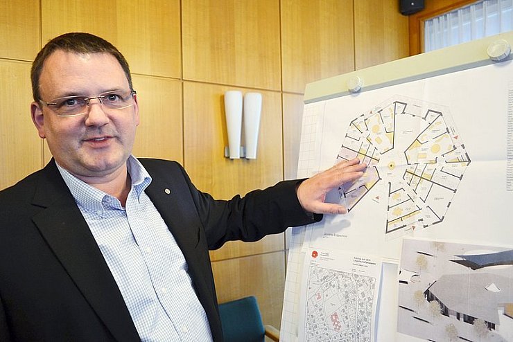 Ein Achteck: Johanniter-Regionalvorstand Matthias Schröder zeigt auf dem Plan, wie die neue U3-Einrichtung in Elbrinxen aussehen soll. - © Foto: Blum