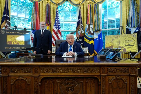 «Kauft jetzt DIE TRUMP GOLD CARD», rät der Präsident im Stile eines Verkäufers. - © Alex Brandon/AP/dpa