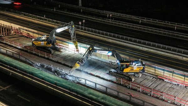 Zwei Bagger sind bei Abbrucharbeiten an der A45 im Einsatz. Am Westhofener Kreuz wurde die Autobahn gesperrt. - © Alex Talash/dpa