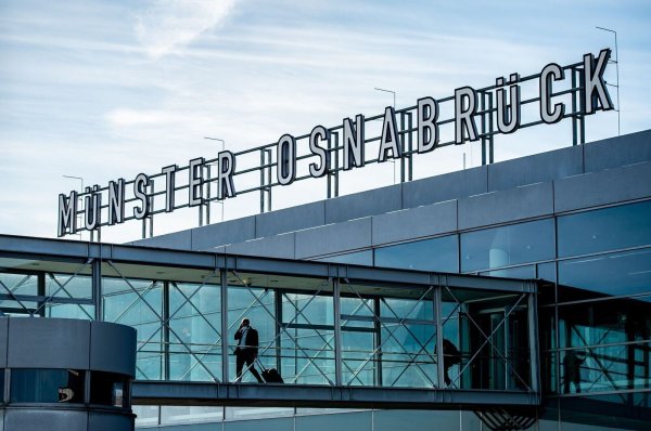 Für Passagiere in NRW hatte ein Cyberangriff auf einen Airport-Dienstleister keine Auswirkungen - doch der Flughafen in Münster musste schnell reagieren. (Archivbild) - © Guido Kirchner/dpa