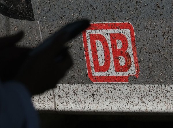 Der Ruf der Bahn ist derzeit ramponiert. Eine neue Spitze und eine neue Strategie sollen es richten. (Archivbild) - © Bernd Weißbrod/dpa