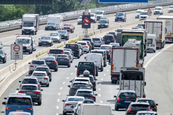 Der ADAC kritisiert die vom Bundesverkehrsministerium genannten Finanzlücken für Autobahnen und Bundesstraßen. (Symbolbild) - © Pia Bayer/dpa
