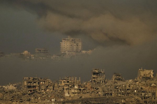 In der Trümmerwüste der Stadt Gaza sollen sich geschätzt noch etwa 500.000 Zivilisten aufhalten. Sie sind den israelischen Angriffen auf Reste der Terrororganisation Hamas weitgehend schutzlos ausgeliefert. Israel fordert sie fast täglich zur Flucht auf, aber viele wollen oder können das nicht mehr. - © Leo Correa/AP/dpa