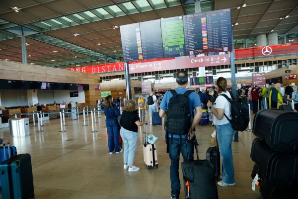 Passagiere müssen am Flughafen BER Geduld mitbringen. - © Carsten Koall/dpa