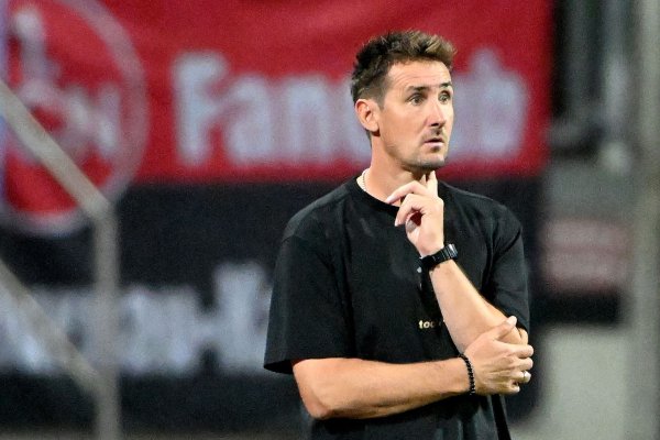 Endlich Sieger: Miroslav Klose sah seine Mannschaft lange vergeblich anrennen. - © Jens Niering/dpa