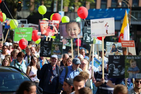 3000 Menschen beteiligten sich nach Veranstalterangaben in Köln am «Marsch für das Leben». - © Christoph Reichwein/dpa