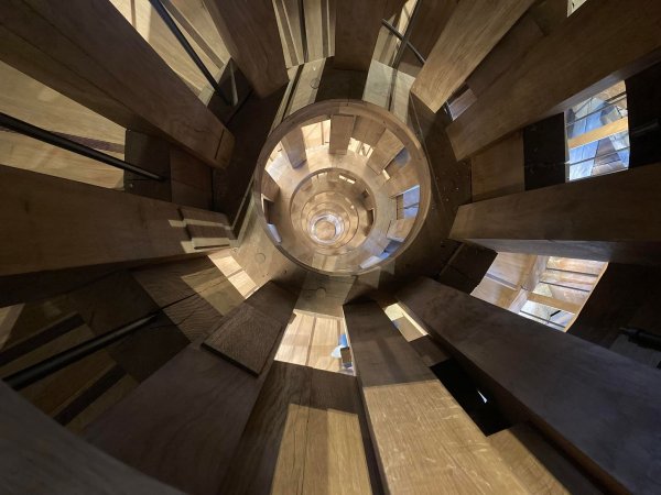 Die doppelläufige Wendeltreppe im Südturm: Ein Lauf führt hinauf, der andere hinunter, sodass sich die Besucher nie begegnen. - © Sabine Glaubitz/dpa